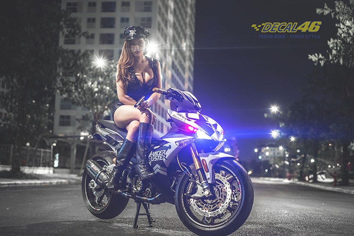 Hot girl khoe “hang nong” ben Yamaha Exciter khung tai VN-Hinh-2